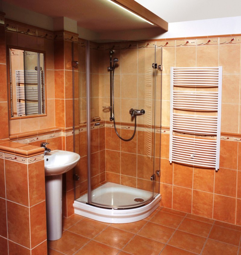 Современный дизайн ванной комнаты с душевой кабиной