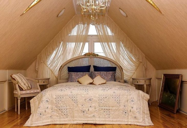 спальня в деревянной мансарде