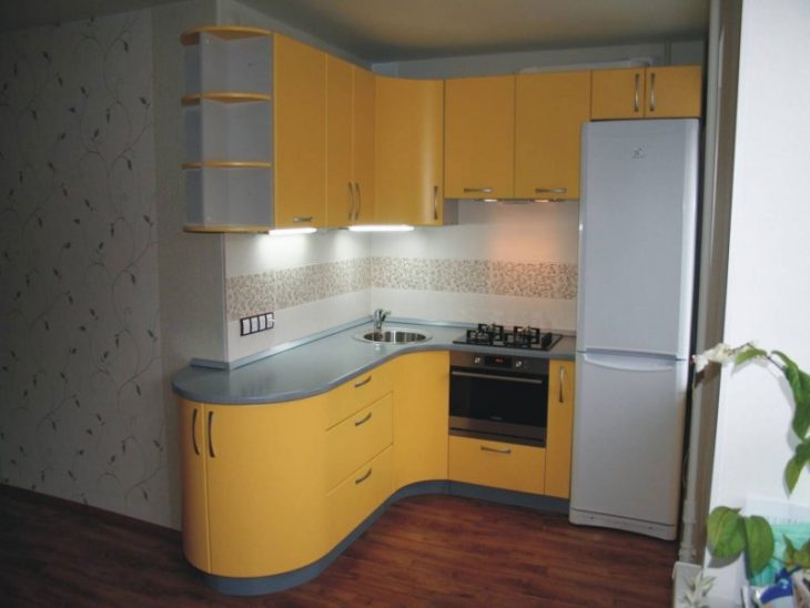 Маленькая угловая кухня с барной стойкой. 95 фото угловых кухонь маленького размера
