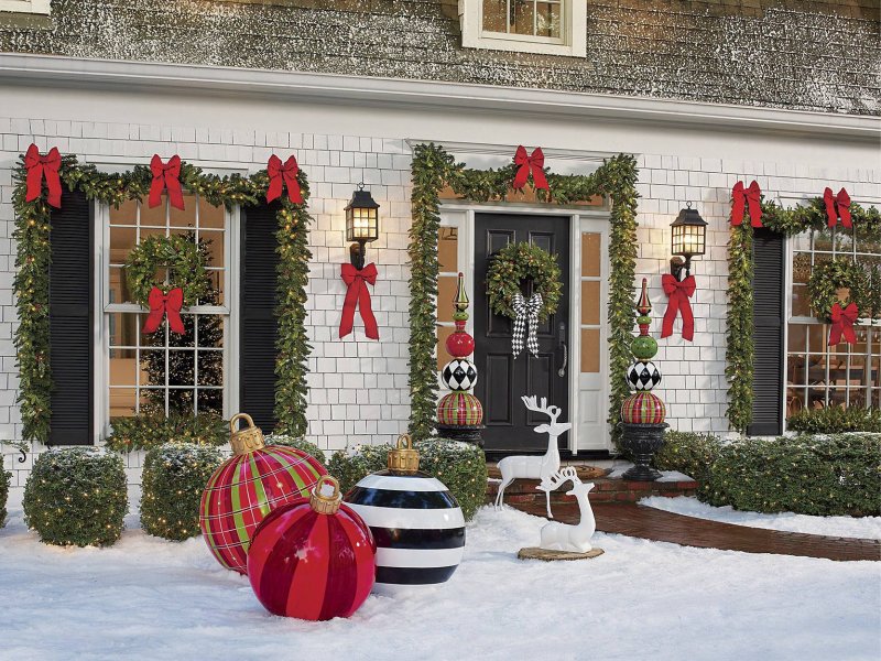 BLOG_christmas-porch-ideas-decorations-classic