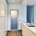 Современные межкомнатные двери 2018 года в интерьере квартиры фото