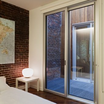 Современные межкомнатные двери 2020 года в интерьере квартиры фото