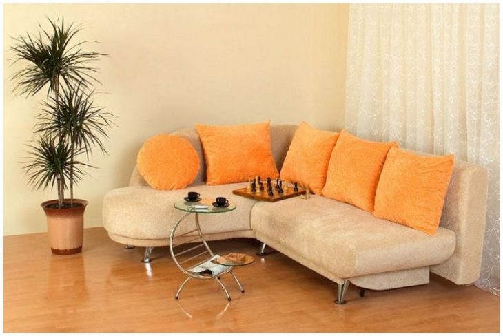 угловой диван в интерьере гостиной