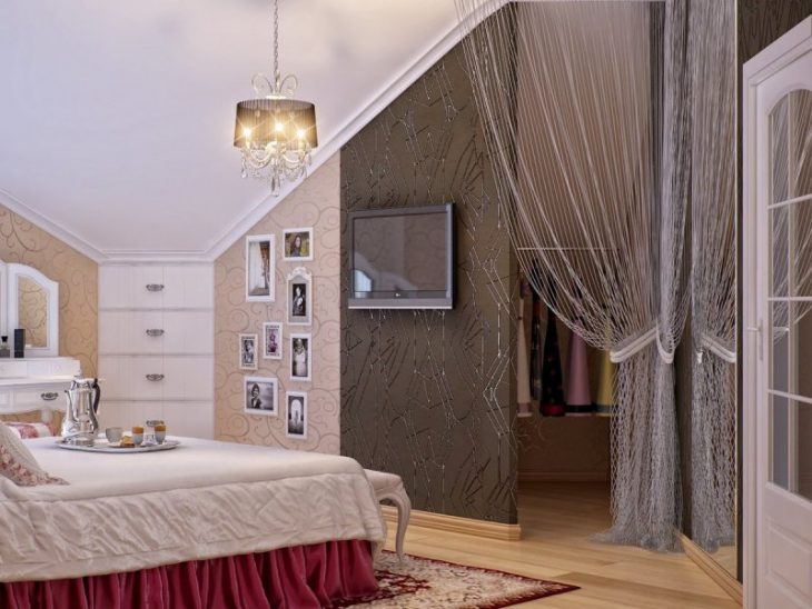 спальня в мансарде со скошенным потолком