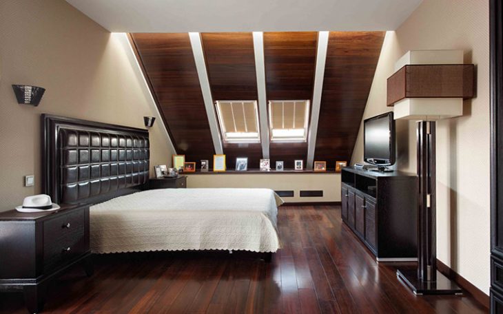 спальня в мансарде со скошенным потолком