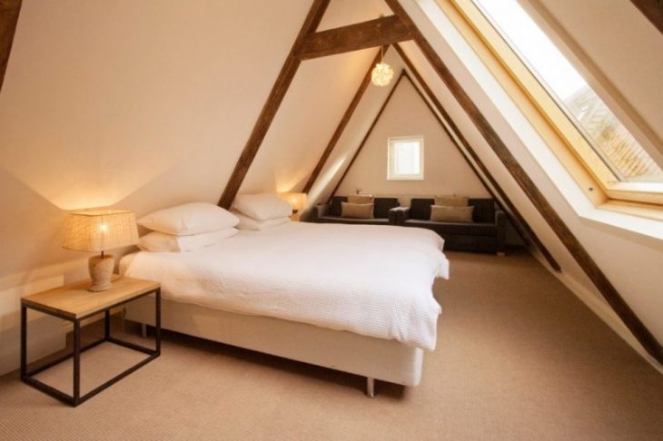 современная спальня в мансарде фото