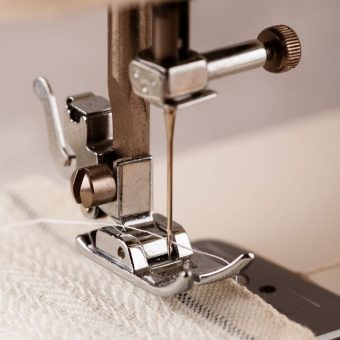 Как правильно заправить нитку в ручную швейную машинку