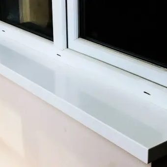 Монолітне підвіконня в інтер'єрі кухні